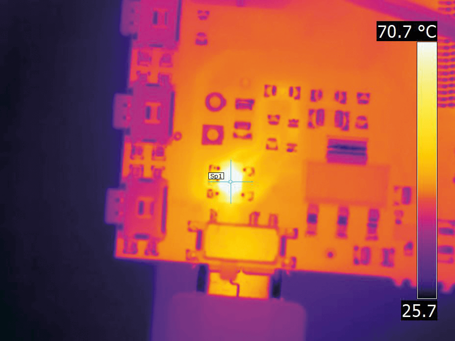 啟用了微距模式的FLIR T540相機拍攝的PCBA圖像。相機以微距模式在76°C測量目標熱點。