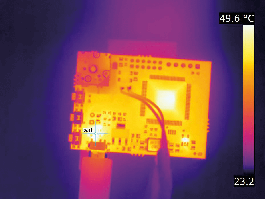 PCBA成像與FLIR T540相機沒有微距模式啟用。相機在沒有微距模式的情況下，在74°C下對目標熱點進行測量。